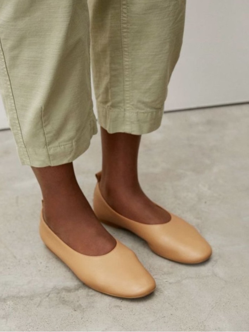 Everlane The Italian Leather Day Glove in Caramel - Picture 4 of 11